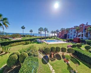 Jardí de Apartament de lloguer en Casares amb Aire condicionat, Terrassa i Piscina