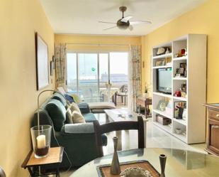Sala d'estar de Pis de lloguer en Marbella amb Aire condicionat, Terrassa i Piscina