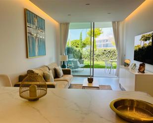 Sala d'estar de Apartament de lloguer en Chipiona amb Aire condicionat, Terrassa i Piscina