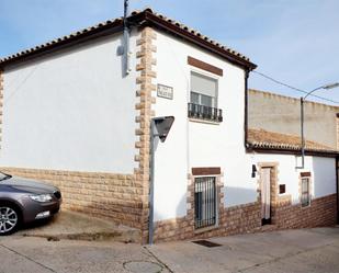 Vista exterior de Casa o xalet en venda en Los Yébenes amb Aire condicionat i Terrassa