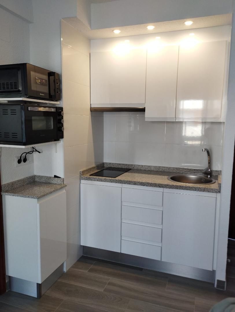 Cuina de Apartament de lloguer en San Pedro del Pinatar amb Terrassa, Moblat i Forn