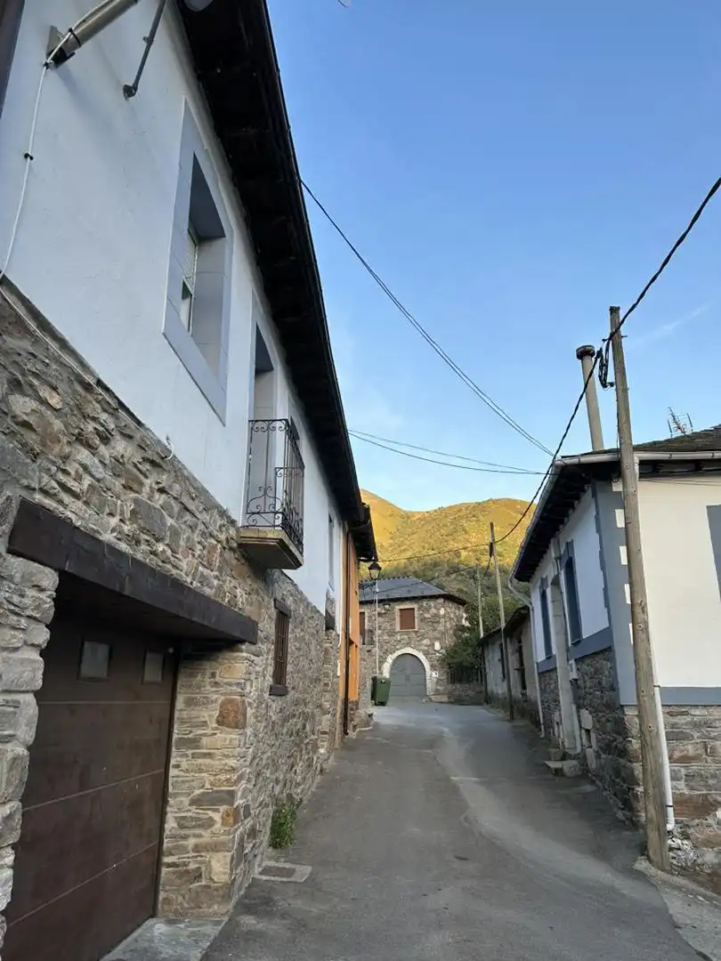 Country homes for sale in Avenida Valseco, 2, Palacios del Sil Exterior view of Country homes for sale in Palacios del Sil with Heating, Parquet flooring and Storage room