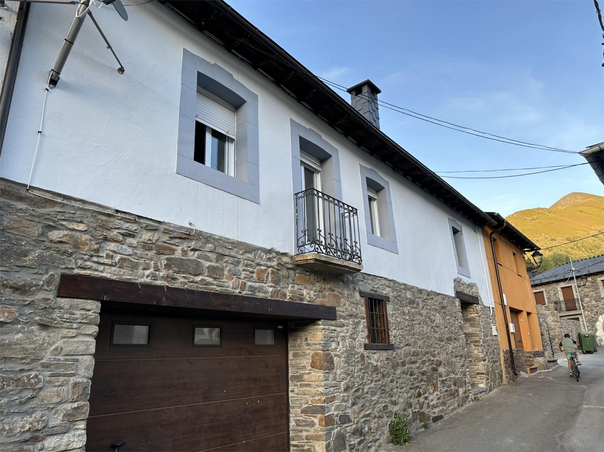 Vista exterior de Finca rústica en venda en Palacios del Sil amb Balcó