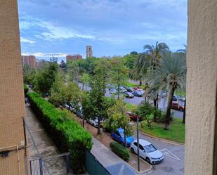 Vista exterior de Pis de lloguer en  Valencia Capital amb Terrassa i Balcó