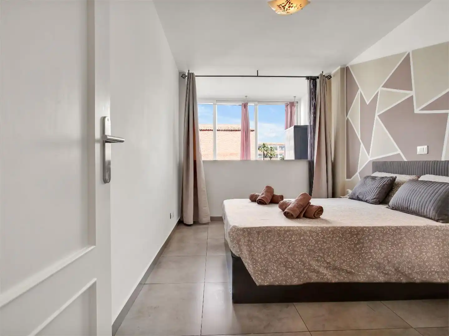 Piso en venta en Calle Chasna, 6, Costa del Silencio Habitación de Piso en venta en Arona con Piscina y Amueblado