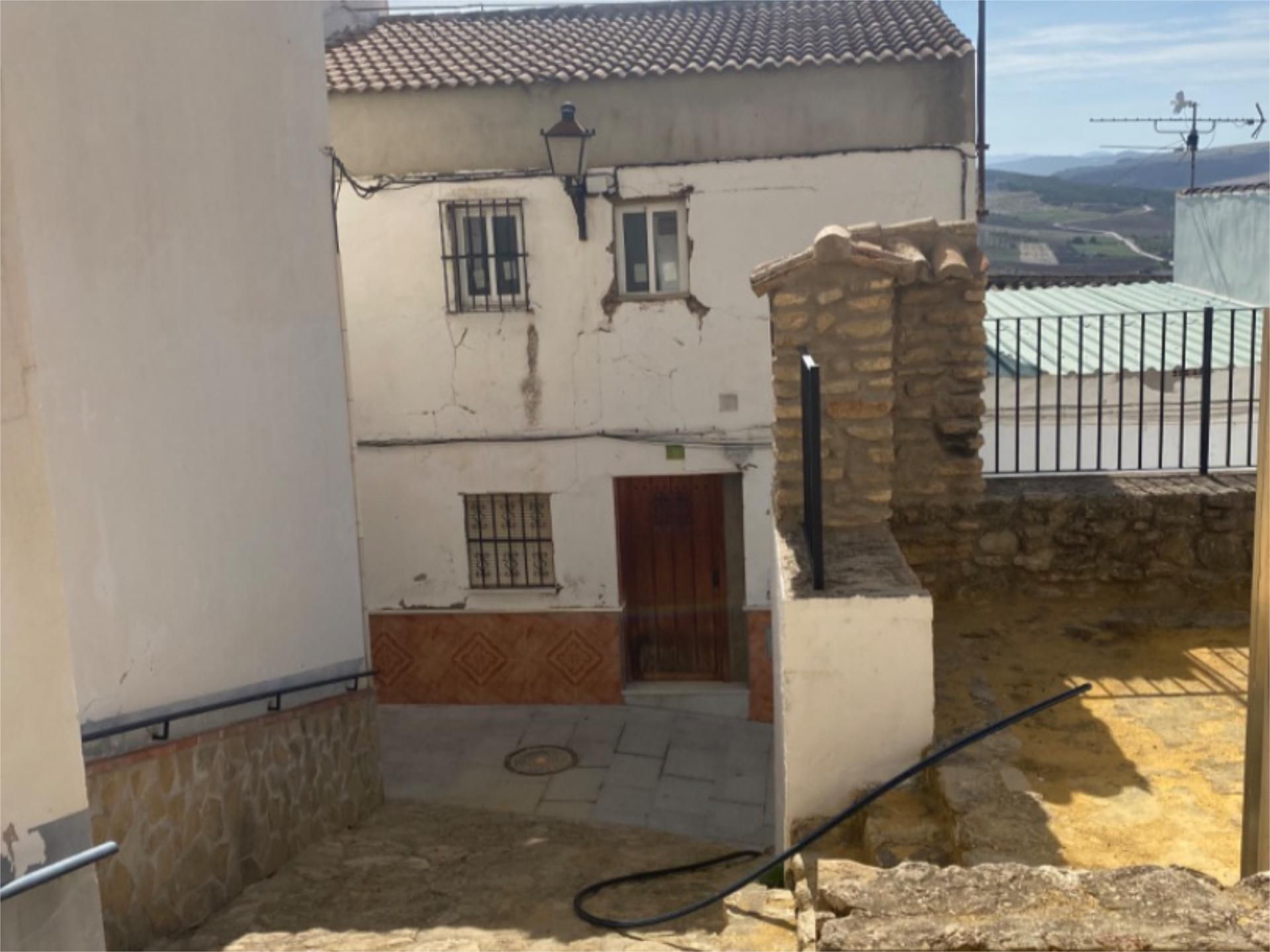 Vista exterior de Casa adosada en venda en Torre Alháquime amb Balcó