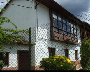 Vista exterior de Casa adosada en venda en Molledo amb Jardí privat, Traster i Moblat