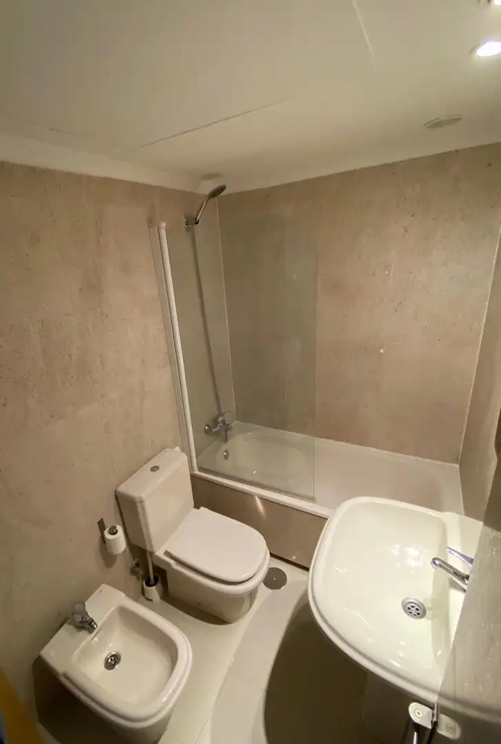 Baño de Piso de alquiler en  Madrid Capital con Aire acondicionado y Piscina
