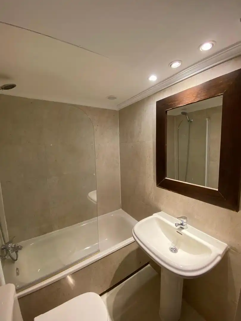 Baño de Piso de alquiler en  Madrid Capital con Aire acondicionado y Piscina