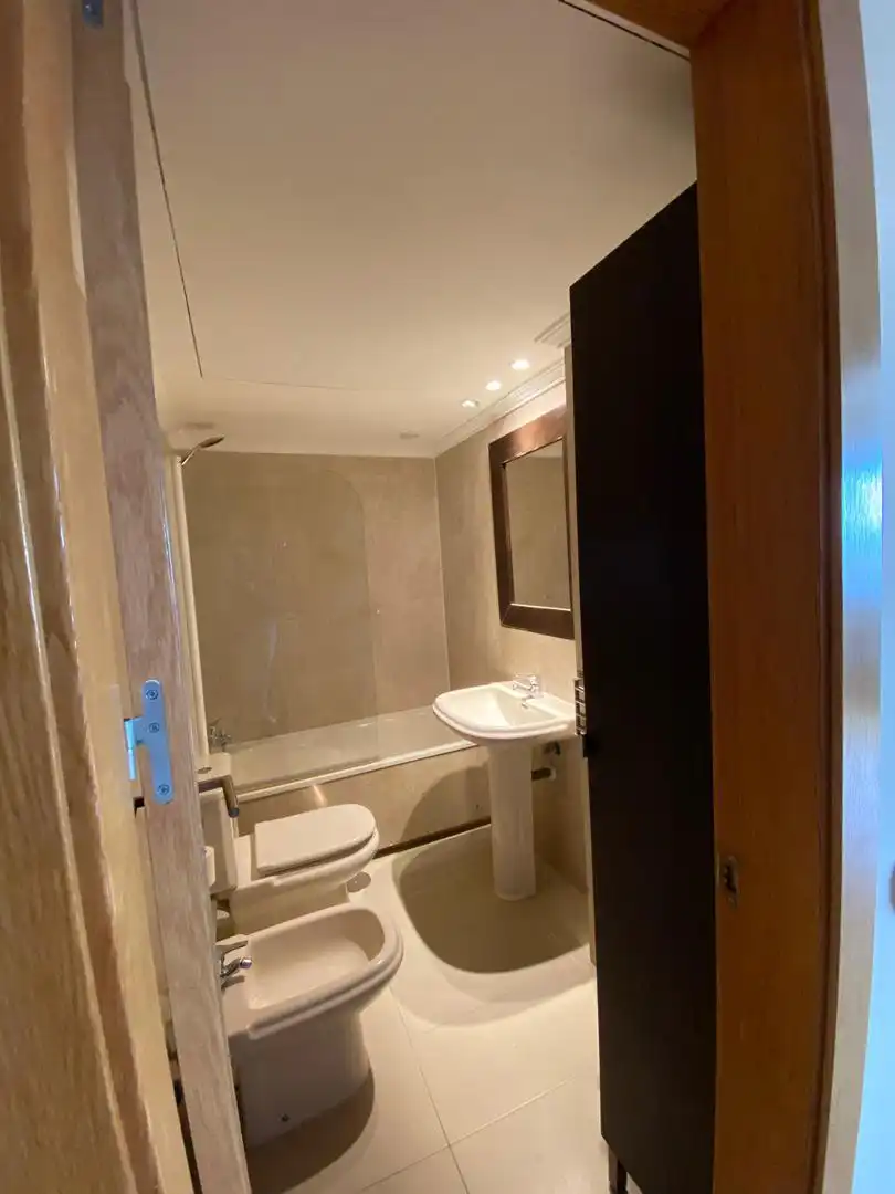 Baño de Piso de alquiler en  Madrid Capital con Aire acondicionado y Piscina