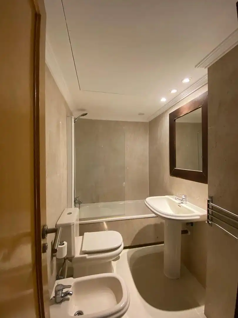 Baño de Piso de alquiler en  Madrid Capital con Aire acondicionado y Piscina