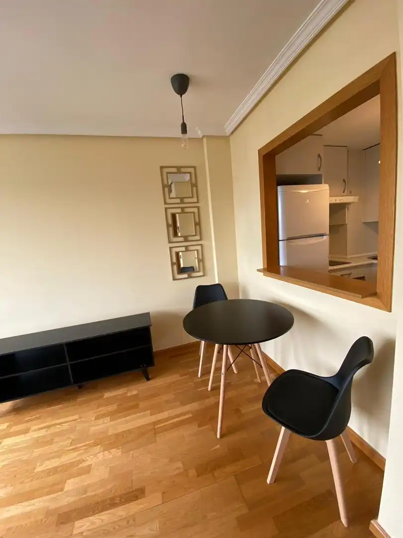 Comedor de Piso de alquiler en  Madrid Capital con Aire acondicionado y Piscina