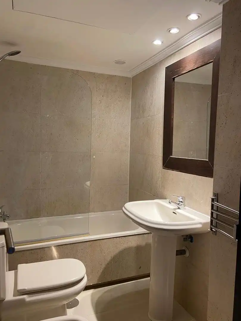 Baño de Piso de alquiler en  Madrid Capital con Aire acondicionado y Piscina
