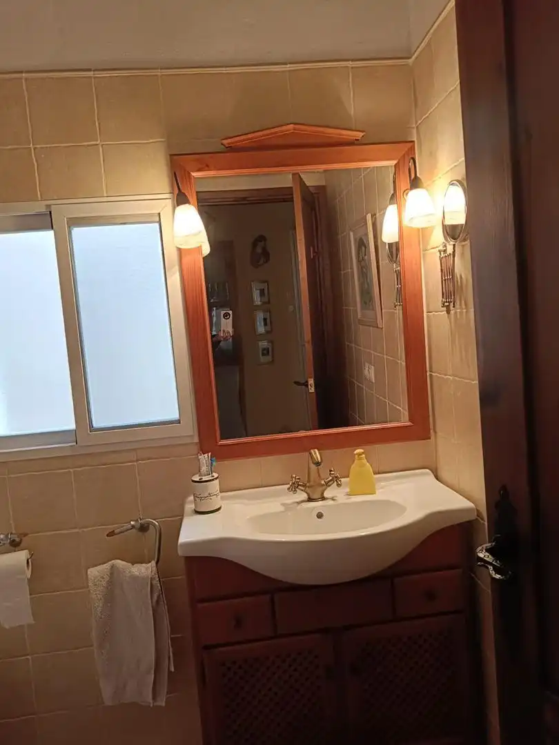 Casa adosada en venta en Plaza de la Iglesia, 1, Azuébar Baño de Casa adosada en venta en Azuébar con Calefacción, Trastero y Amueblado