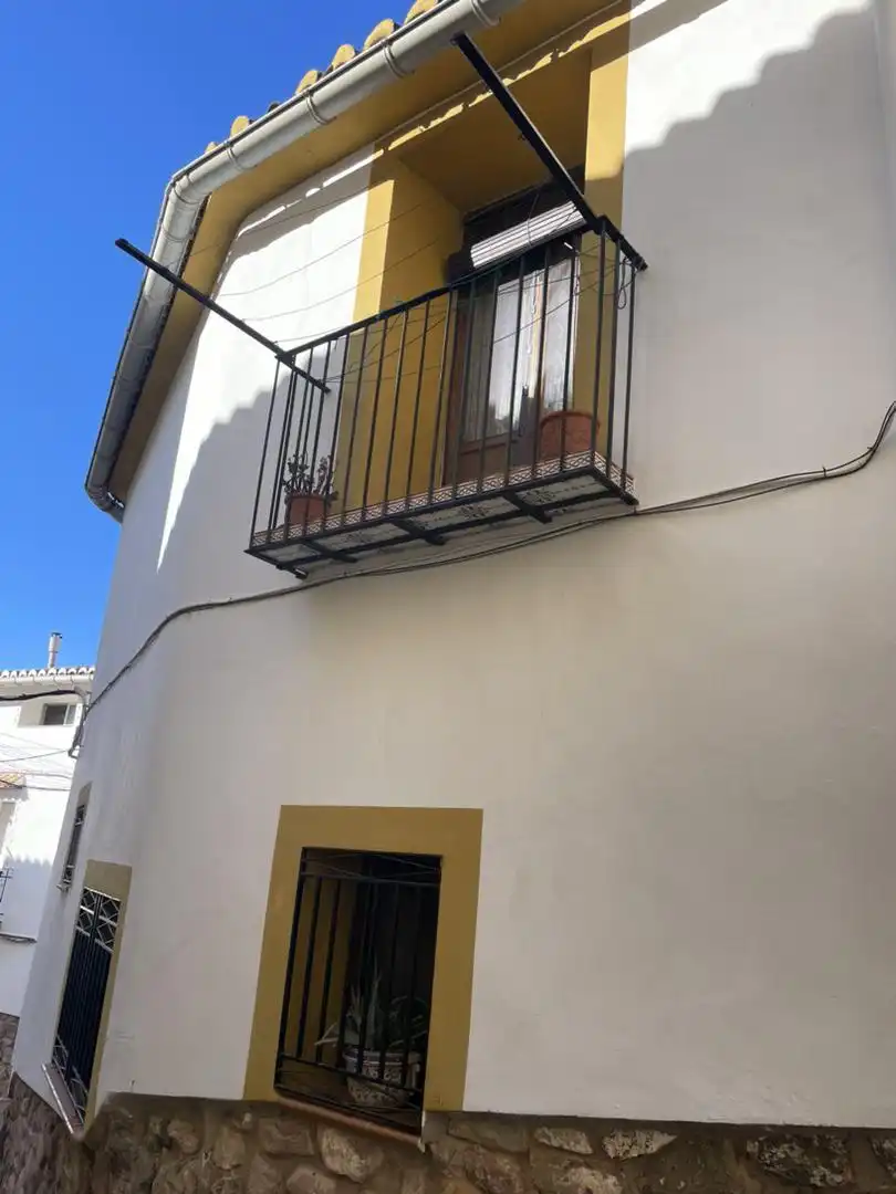 Casa adosada en venta en Plaza de la Iglesia, 1, Azuébar Terraza de Casa adosada en venta en Azuébar con Calefacción, Trastero y Amueblado