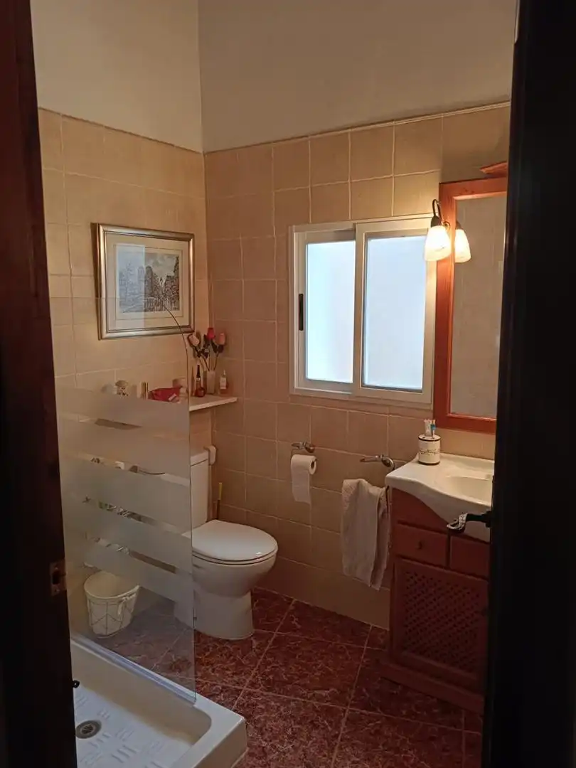 Casa adosada en venta en Plaza de la Iglesia, 1, Azuébar Baño de Casa adosada en venta en Azuébar con Calefacción, Trastero y Amueblado