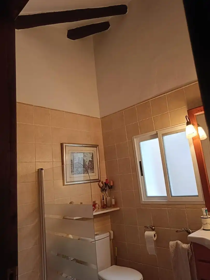 Casa adosada en venta en Plaza de la Iglesia, 1, Azuébar Baño de Casa adosada en venta en Azuébar con Calefacción, Trastero y Amueblado