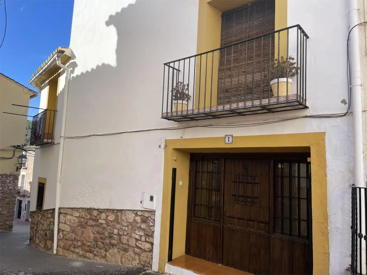 Casa adosada en venta en Plaza de la Iglesia, 1, Azuébar Vista exterior de Casa adosada en venta en Azuébar con Calefacción, Trastero y Amueblado