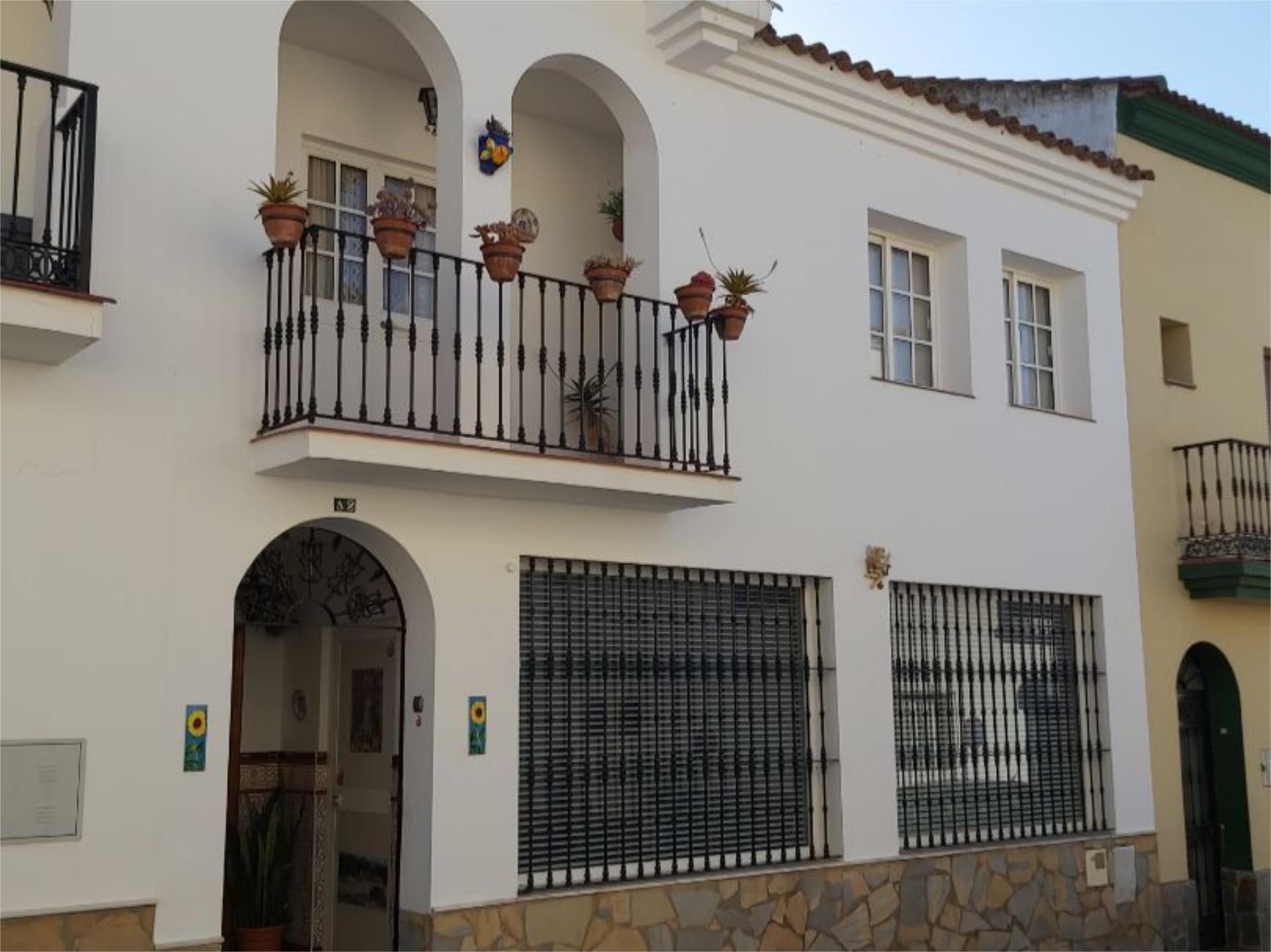 Vista exterior de Casa adosada en venda en Jimena de la Frontera amb Terrassa, Moblat i Balcó