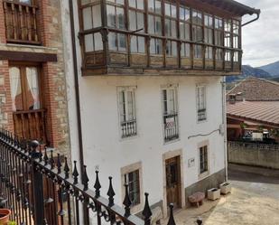 Vista exterior de Casa adosada en venda en Peñamellera Alta amb Balcó
