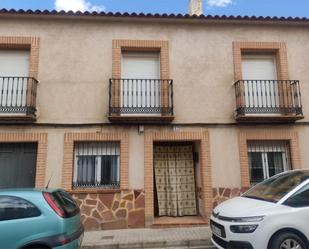Vista exterior de Casa adosada en venda en Herencia amb Calefacció, Terrassa i Traster