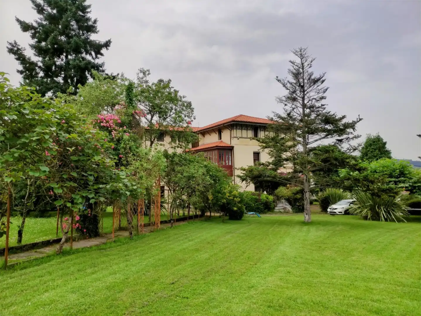 Vista exterior de Casa o xalet de lloguer en Pravia amb Calefacció, Jardí privat i Parquet