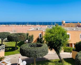 Vista exterior de Pis de lloguer en Roquetas de Mar amb Aire condicionat, Terrassa i Piscina