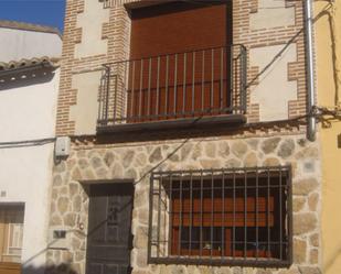 Vista exterior de Casa adosada en venda en Calzada de Oropesa amb Balcó