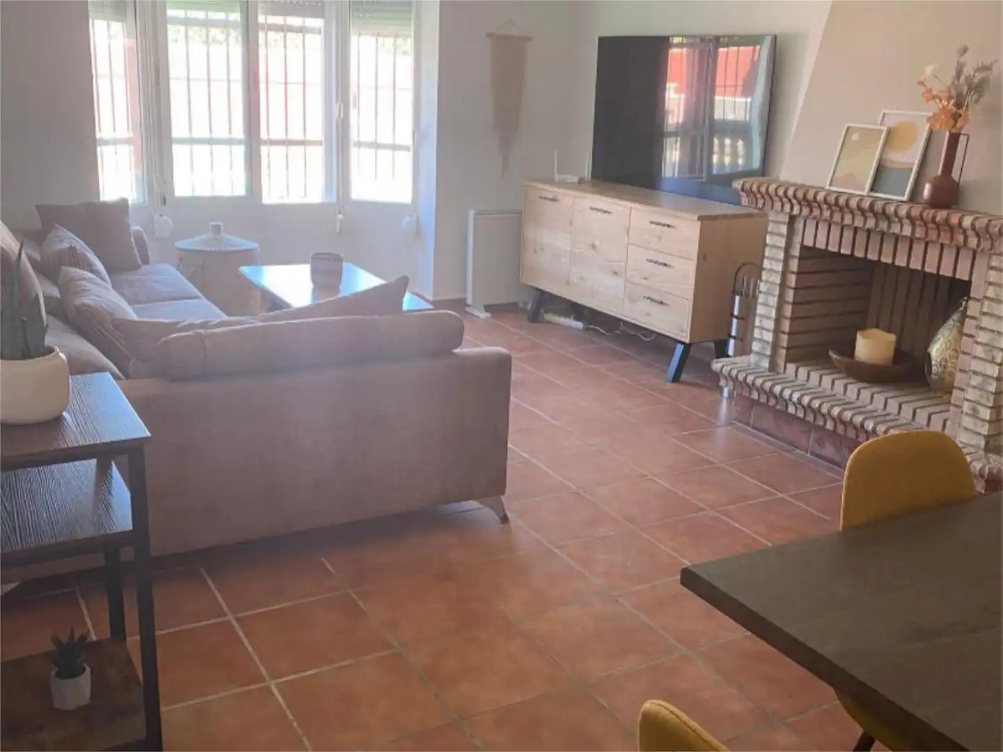 Casa o xalet de lloguer a Calle del Arco, 7, Núcleo urbano Sala d'estar de Casa o xalet de lloguer en Chiclana de la Frontera amb Aire condicionat, Traster i Piscina