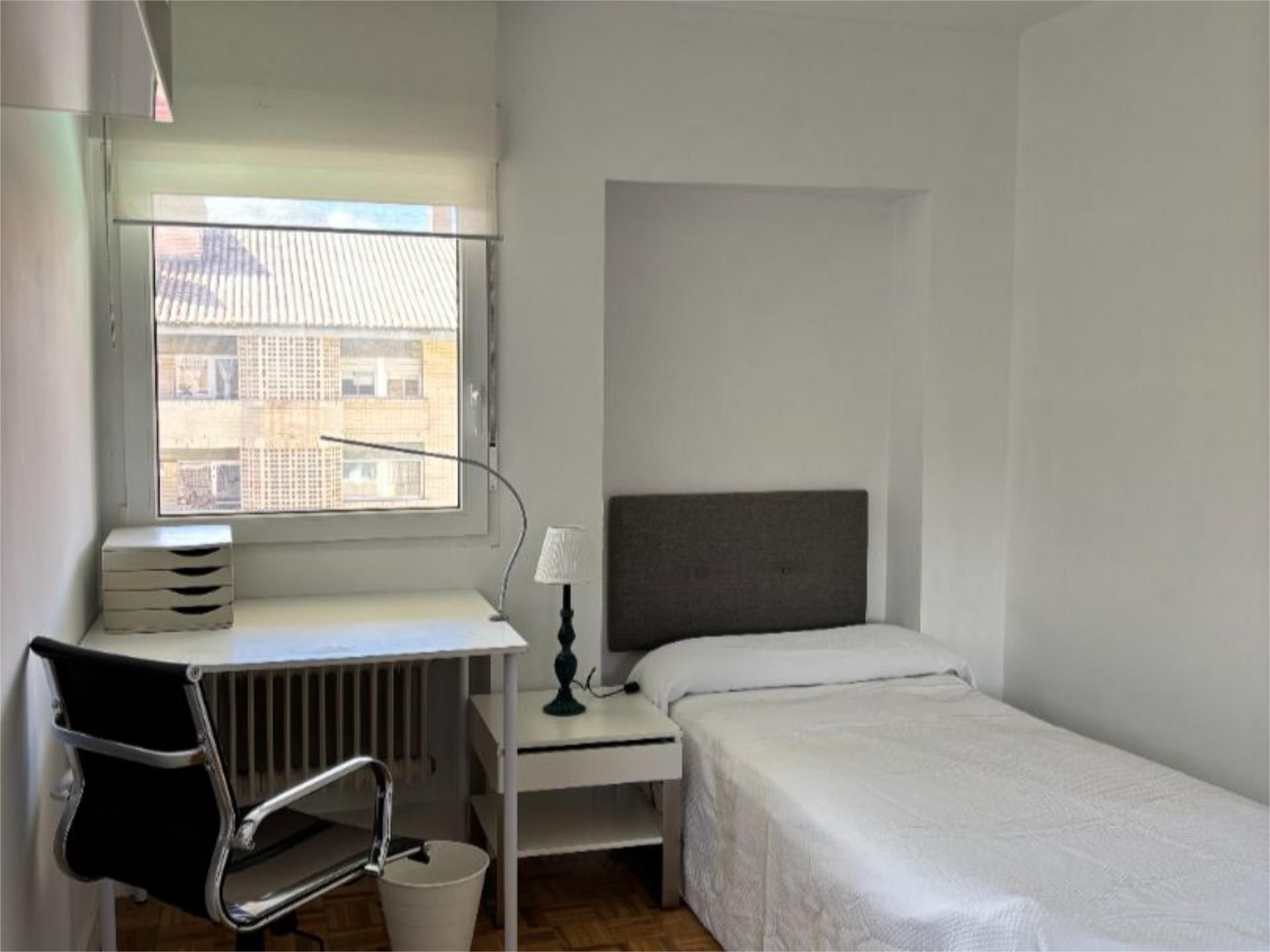 Bedroom of Flat to share in Majadahonda  with Heating, Private garden and Parquet flooring