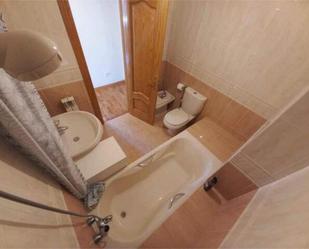 Bathroom of Flat to rent in Almazán  with Terrace