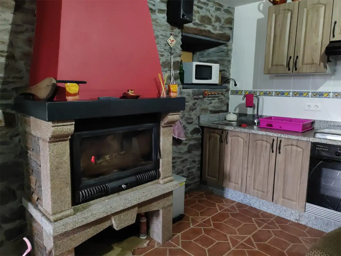 Casa adosada en venta en Lugar Correxais, 60, Vilamartín de Valdeorras Cocina de Casa adosada en venta en Vilamartín de Valdeorras con Calefacción, Trastero y Amueblado