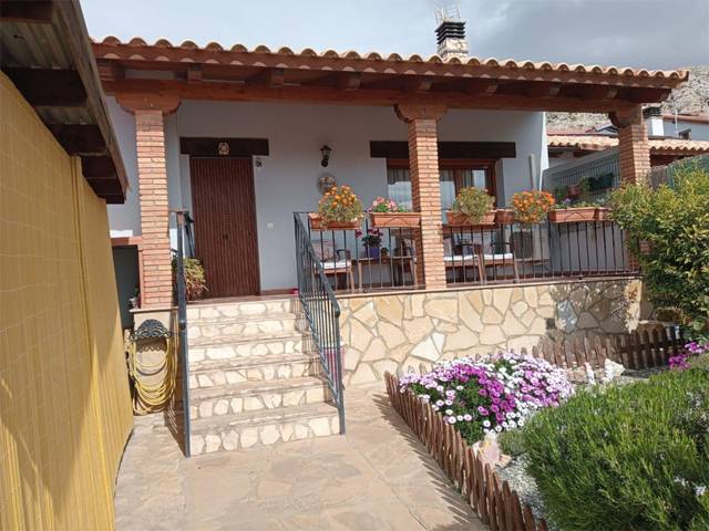 Piso en Venta en Calle Constitucion, 1 en Castellote