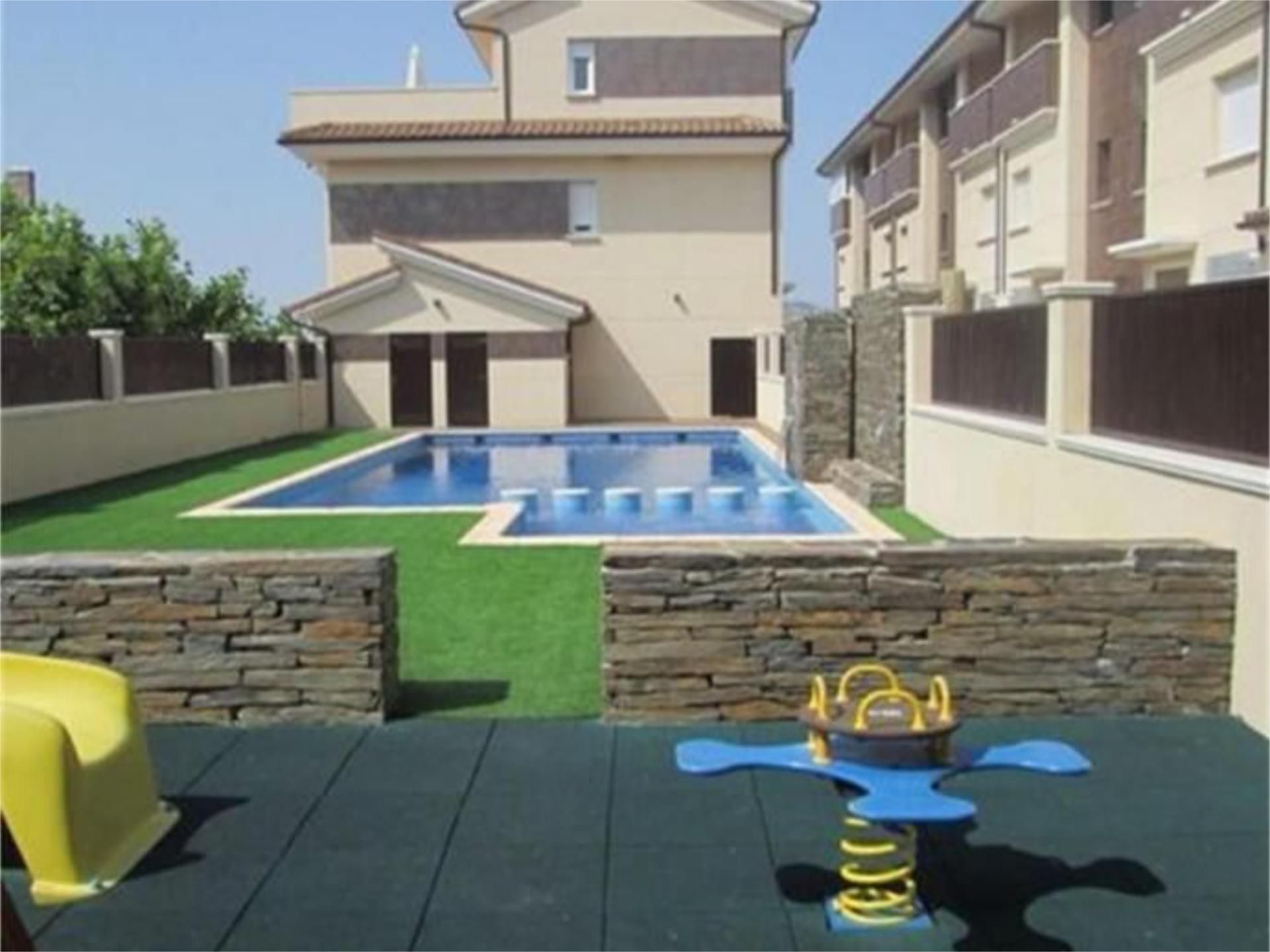 Piscina de Casa adosada en venda en Plasencia amb Aire condicionat, Calefacció i Jardí privat