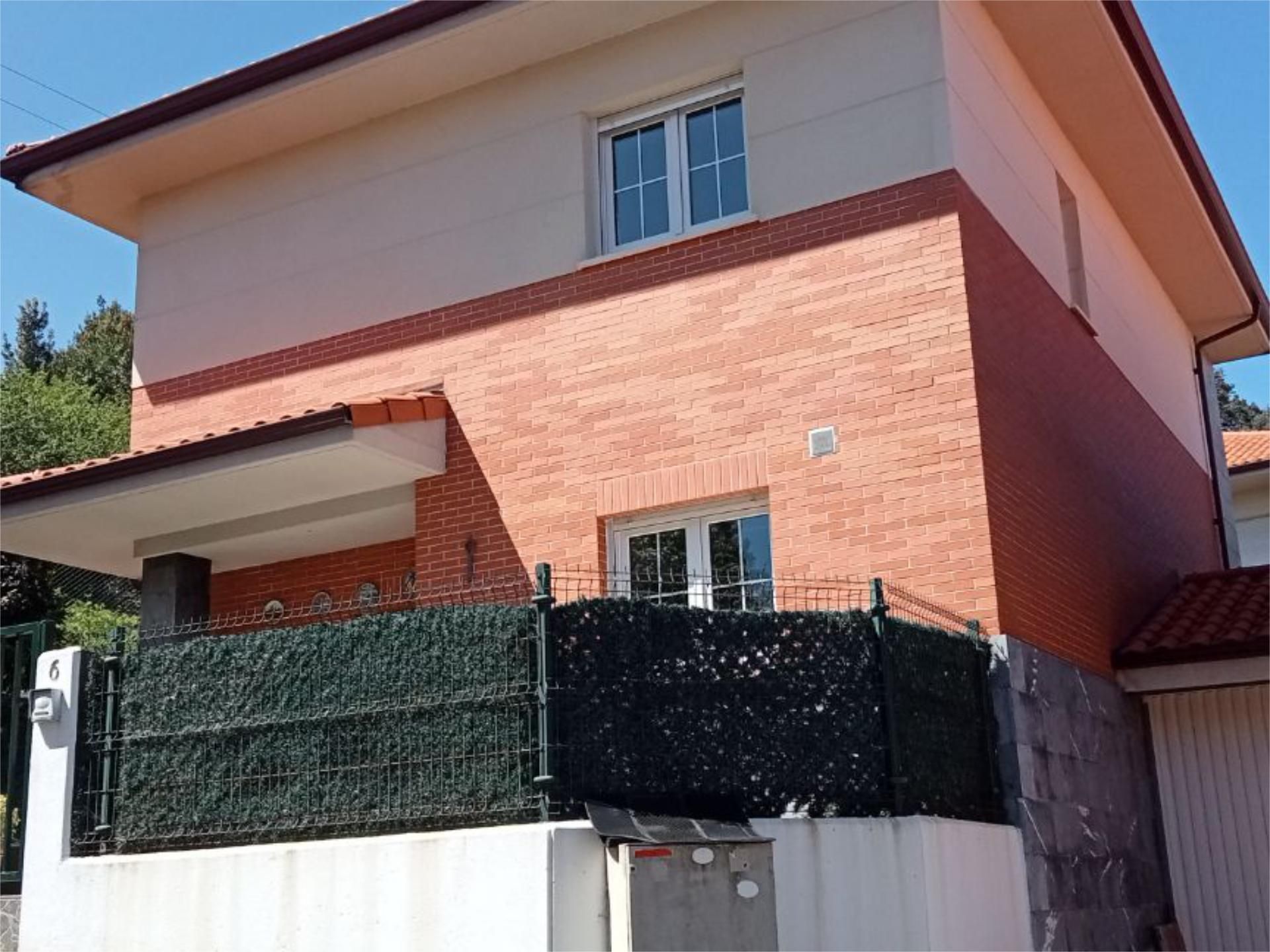 Vista exterior de Casa o xalet en venda en Castro-Urdiales amb Terrassa i Balcó