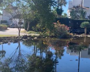 Vista exterior de Pis en venda en Marbella amb Aire condicionat, Terrassa i Piscina