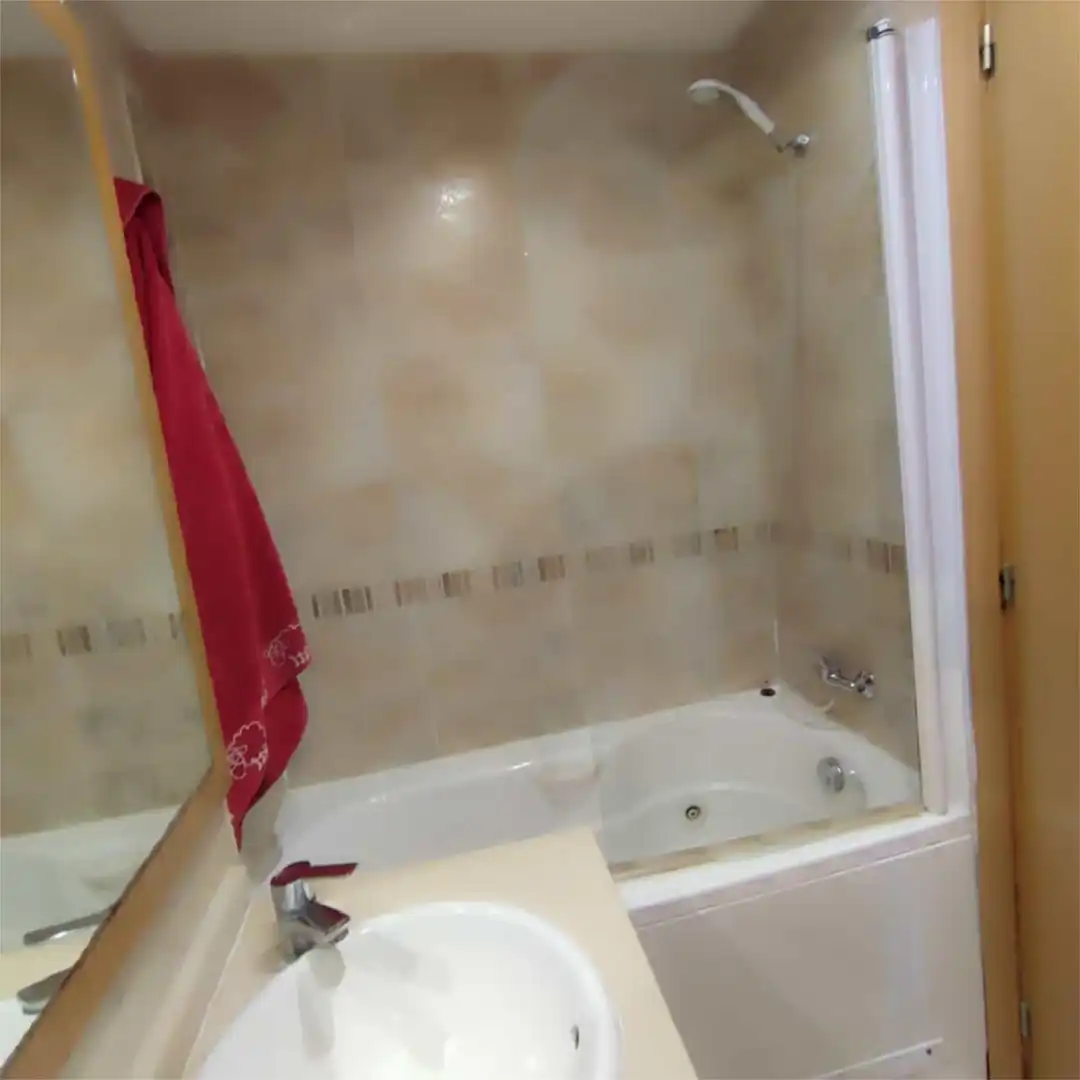 Apartamento de alquiler en Avenida Central, 46, Costa Azahar Baño de Apartamento de alquiler en Oropesa del Mar / Orpesa con Aire acondicionado, Calefacción y Amueblado