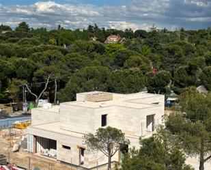 Vista exterior de Casa o xalet en venda en Boadilla del Monte amb Aire condicionat, Terrassa i Piscina