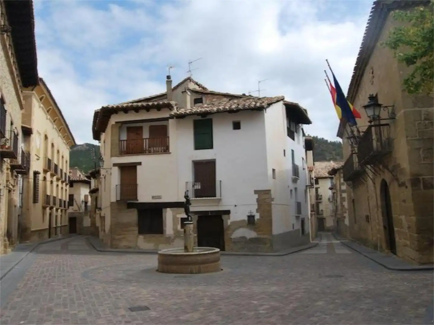 Casa adosada en venta en Carrer de Sant Roc, 37, Rubielos de Mora Vista exterior de Casa adosada en venta en Rubielos de Mora con Terraza, Trastero y Balcón