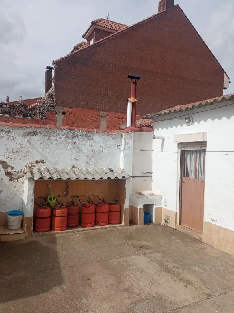 Exterior view of Ground floor for sale in Benavente  with Heating, Private garden and Storage room