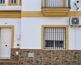 Vista exterior de Casa adosada en venda en San Juan del Puerto amb Aire condicionat, Terrassa i Balcó