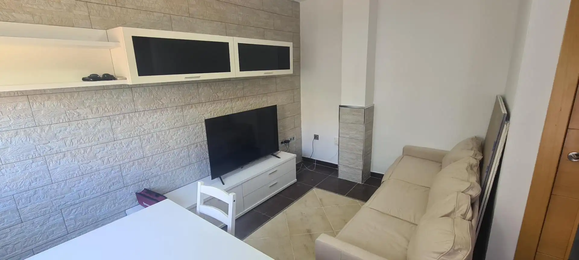 Living room of Flat for rent in Granada  with Air Conditioner, Private garden and Furnished