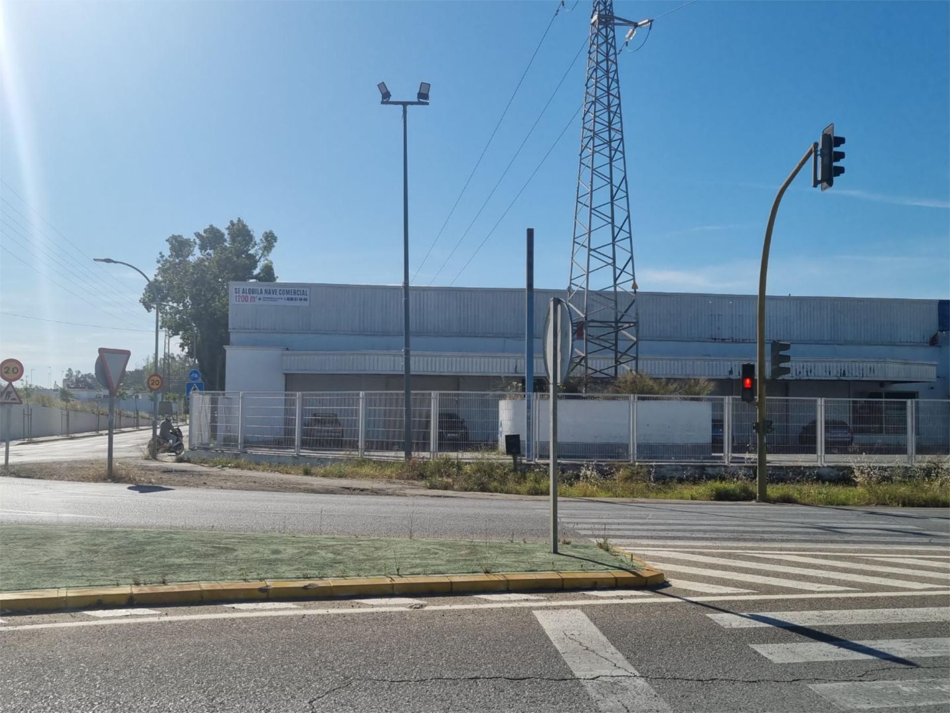 Vista exterior de Nave industrial de alquiler en Utrera