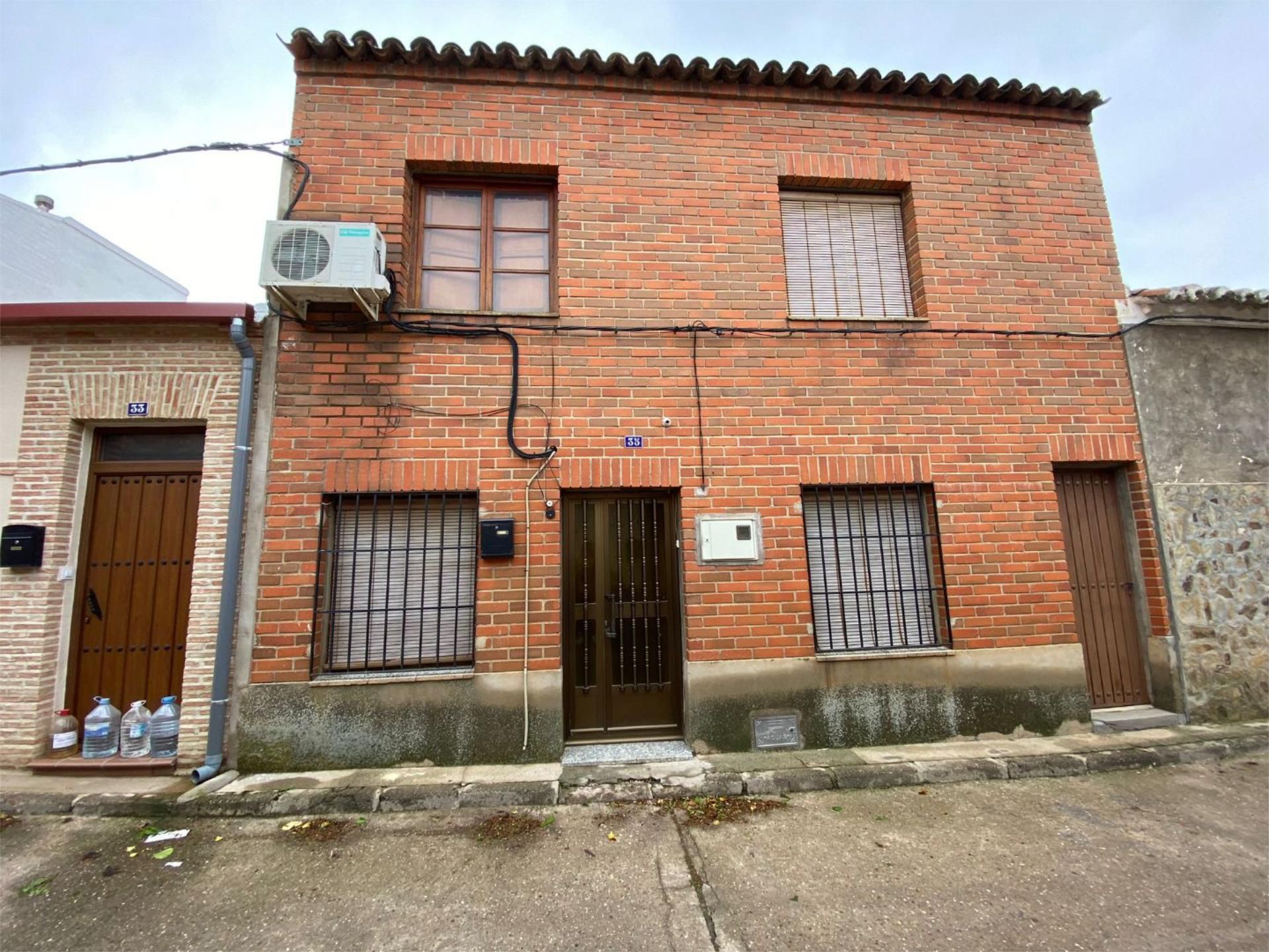 Vista exterior de Casa adosada en venda en Los Navalucillos amb Aire condicionat, Terrassa i Moblat
