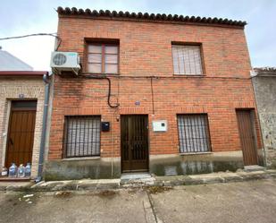 Vista exterior de Casa adosada en venda en Los Navalucillos amb Aire condicionat i Terrassa