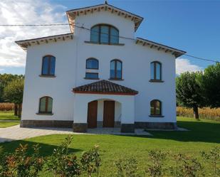 Vista exterior de Casa o xalet de lloguer en La Vall d'en Bas amb Terrassa i Piscina