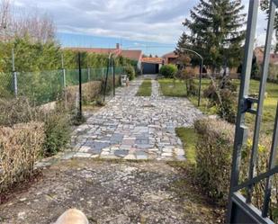 Vista exterior de Casa adosada en venda en Gradefes amb Calefacció, Jardí privat i Piscina