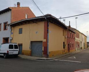 Vista exterior de Casa adosada en venda en Onzonilla