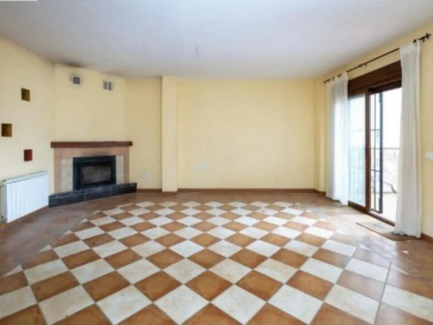 Casa adosada en venda a Calle Real Alta, 3, Villamena Sala d'estar de Casa adosada en venda en Villamena amb Terrassa i Balcó