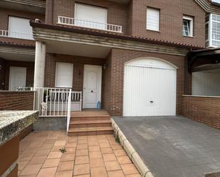 Vista exterior de Casa o xalet en venda en Chozas de Abajo amb Terrassa